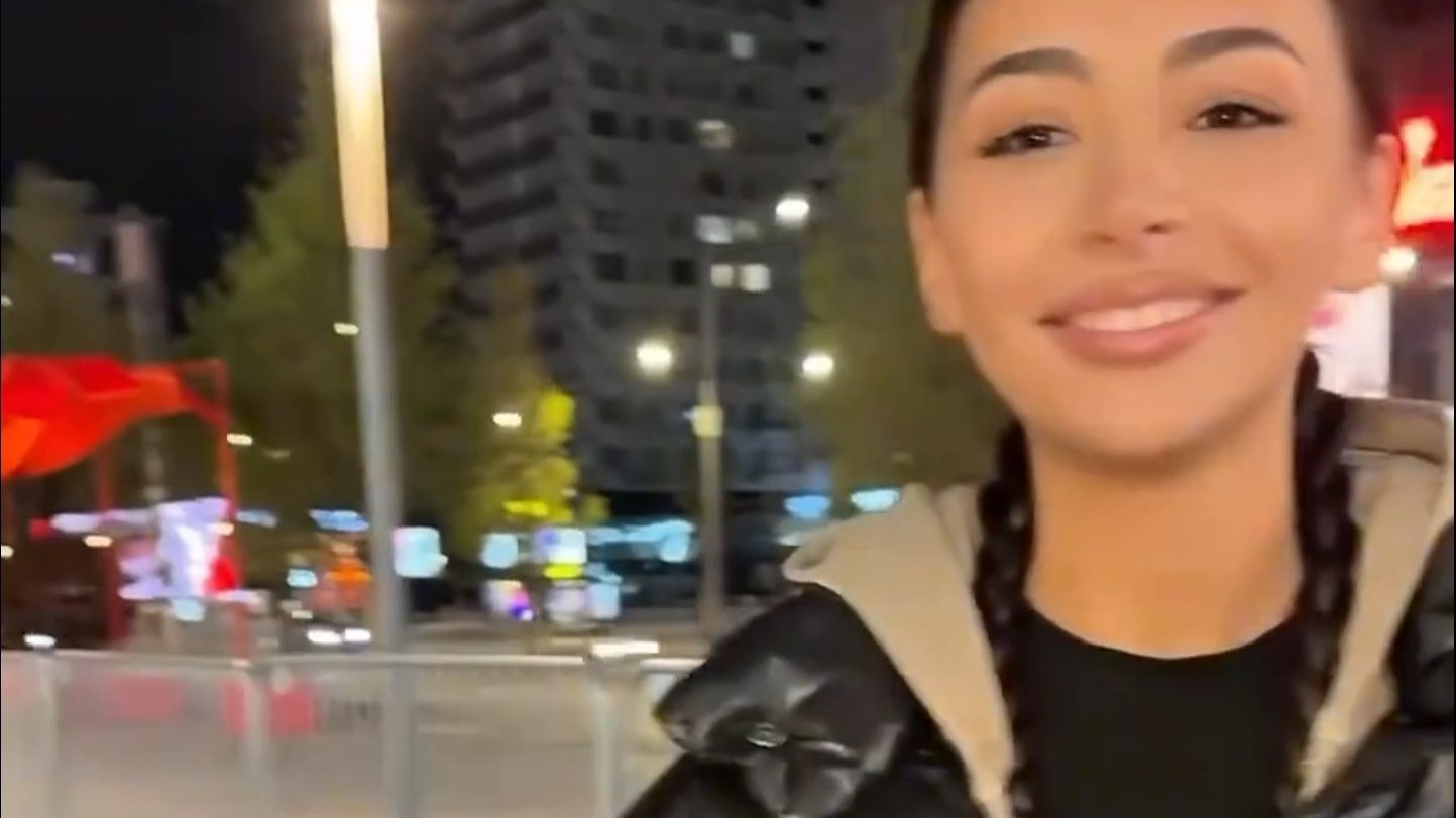 捷克街头搭讪-紫色短发的小屁股渔网袜逃犯